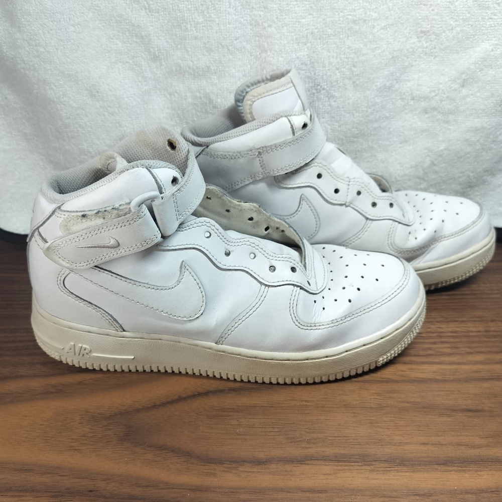 Nike White Sneakers Classic Low-Top Design